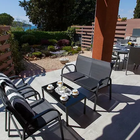 Simon Says Apartment Cres