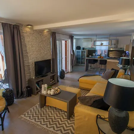 Apartment Simon Says