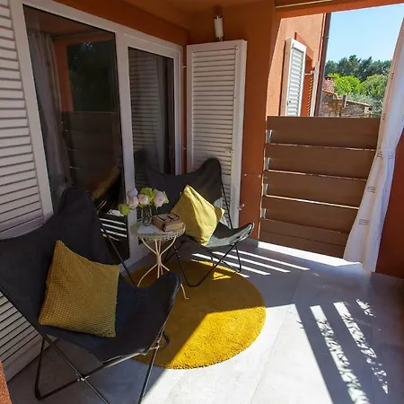 Simon Says Apartment